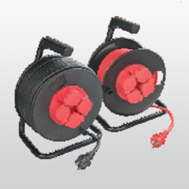 CRG4PS/CRG4PL No recableable, con cortacircuitos térmicos, con enchufe no recableable Enrollador de cable 2P+T con bases de 4 vías con persianas Enrollado máx 0,92 KW (4,0A) Desenrollado máx 3,22KW (14A)