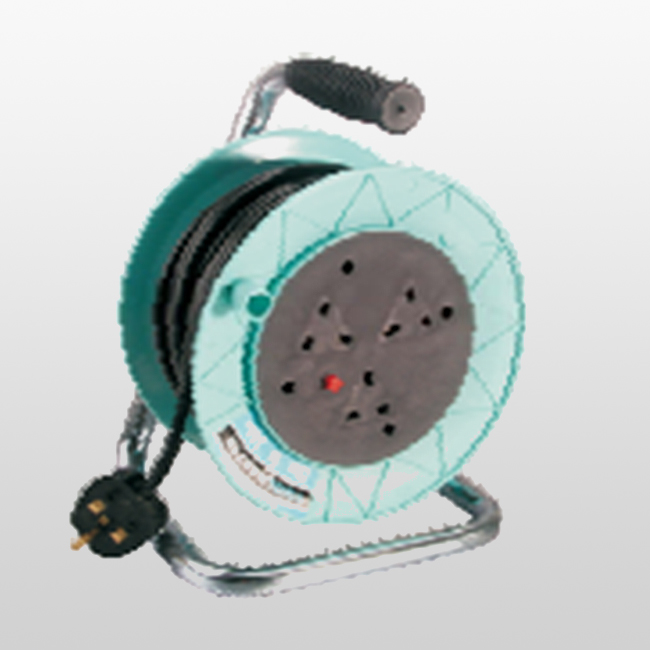 LRE325B 250V AC , IP20, recargable con base de 3 vías BS 1363 con corte térmico y clavija Bs1363 recargable tipo Sw168. Enrollado máx. 1,0 KW (4,0 A sin bobinar máx. 3,25 KW (13 A)